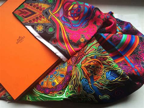 foto del orlo foulard hermes|Come riconoscere un foulard Hermès originale .